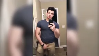 Tío amateur musculoso se masturba la polla grande en webcam