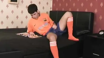 Solo-twink in orangefarbenen fußballsocken wichst und kommt
