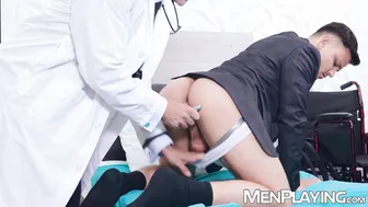 El doctor musculoso manuel skye se coge a pelo al paciente enzo mul...