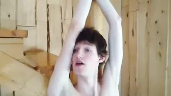 Vinte e dois twinks amadores se masturbam e gozam juntos