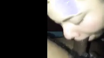 El culo latino gordo chupa una gran polla negra