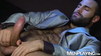 Hunk italiano musculoso se mete dedos en el culo y se masturba en s...
