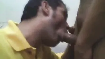 Joven latino amateur chupa a beto y se traga su leche
