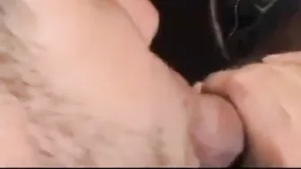 Um twink dá um boquete amador apaixonado e leva gozada na cara