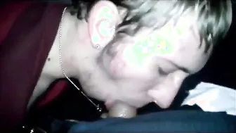 Twink amateur hace una mamada en una parada de camiones con corrida...