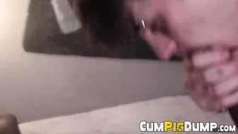 Atleta musculoso leva pau preto grande e sem capuz em sessão interr...
