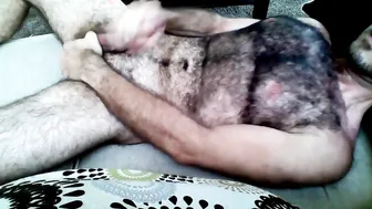 Papai peludo bate punheta com seu pau grande
