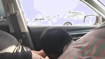 野外的なオナニー中の男に車内フェラチオする見知らぬ人