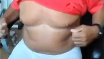 Papá maduro se masturba la polla dura en webcam