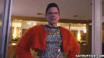 Twink 与纹身猛男在衣柜里口交和舔肛