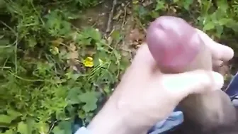 Enorme polla sin cortar masturbada al aire libre
