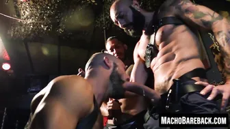 Policiais fazem gangbang sem camisinha em xavi garcia em orgia feti...