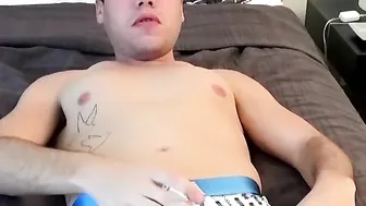 O garoto blake stone fuma e bate punheta em seu pau sem circuncisão...