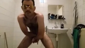 Twink asiático flaco se desviste y se masturba en webcam