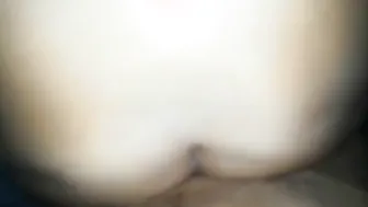 Joven semental colgado folla a pelo culo apretado profundo