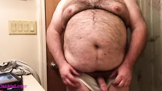 Oso peludo amateur acaricia vientre, tetas y polla pequeña en braga...