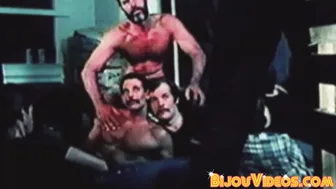 O gostoso musculoso retrô rory fode e chupa em sessão de grupo hard...