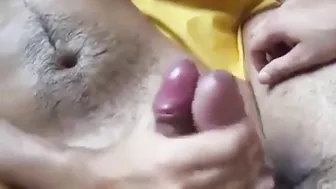 Un hombre mayor hace una paja a un twink hasta que se corre