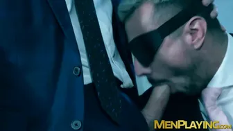 Homme d'affaires dani rivera les yeux bandés baisé par un dominant ...