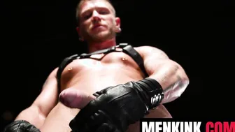 Colt spence domina e mete forte em sage roux em sessão bdsm brutal