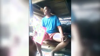 Exhibicionista latino muestra su polla en un barco