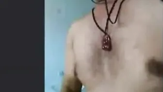 спортивный китайский папочка делает чувственный ручной работ с боль...