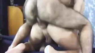 Hombre maduro peludo se folla a pelo a joven twink latino en encuen...