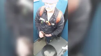 Behaarter bär wichst und kommt in einer mobilen toilette bei der ar...
