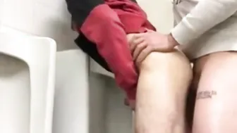 Twink-wichsen in der öffentlichen toilette