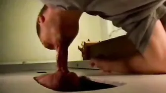 Amador recebe um boquete no glory hole
