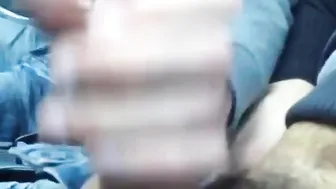 Zwei amateur-männer blasen und wichsen sich gegenseitig am straßenrand