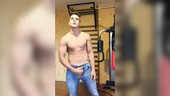 Twink amateur musculoso se masturba la polla grande en webcam