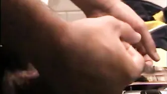 Joven hetero se la chupan en el baño
