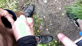 Homme mûr et jeune branlette en plein air dans les bois
