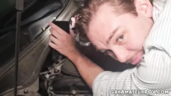 Max adonis fait une gorge profonde sur une grosse bite en fellation...