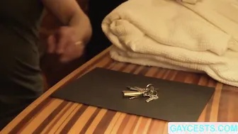 Padrastro musculoso da masaje anal húmedo a twink y se lo coge a pelo