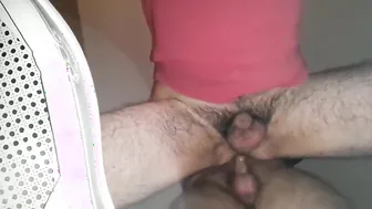 Twink amador é fodido sem camisinha com força por um hunk