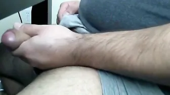 Papá oso amateur gordito se masturba en cámara