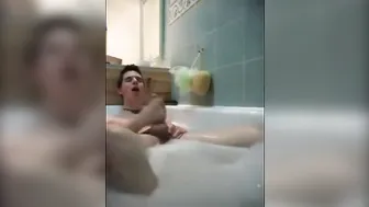 Twink amador se masturbando e gozando na banheira