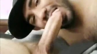 Hunk com lábios perfeitos chupa pau de garoto