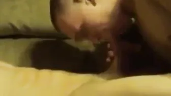 Um twink recebe um boquete matinal de um cara mais velho