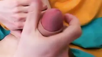 Jeune mince se déshabille et branle sa grosse bite en solo