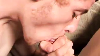 Twinks amateur clásicos se turnan para hacer mamadas en sesión cali...