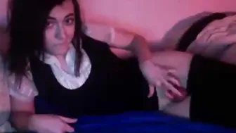 Travesti amateur miko se desviste y juega solo en webcam