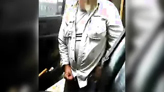 Um daddy barbudo bate punheta do lado...