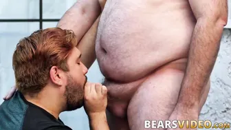 O gordinho alezgi cage chupa tony marks e toma gozada no rosto
