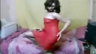 O travesti egípcio ingy mostra seus movimentos de dança sexy