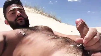 Grec musclé branle sa grosse bite sur une plage publique