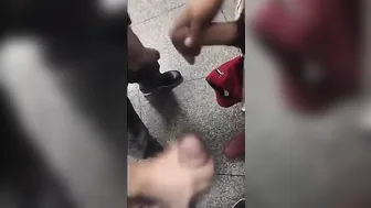 年轻瘦业余者在公共厕所口交和手淫