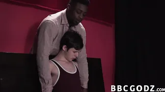 Twink hace una garganta profunda a un bbc antes de una follada sin ...